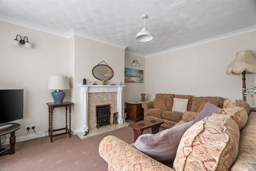 Property photo 2 of 27