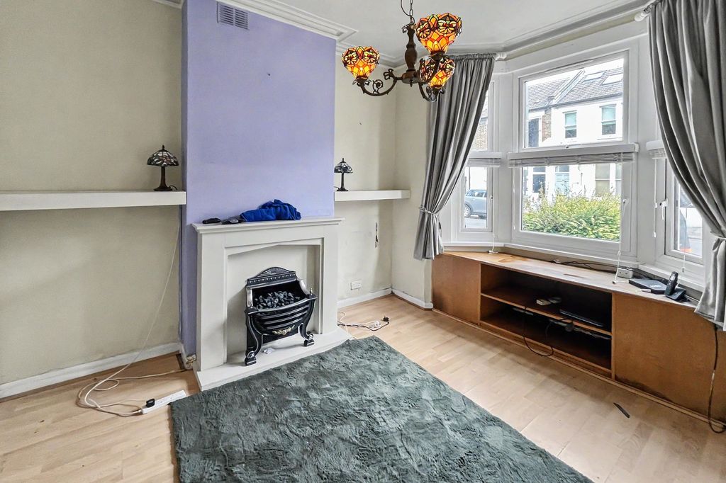 Property photo 2 of 16 52 Inworth Street, Battersea, London Sw11 3Ep