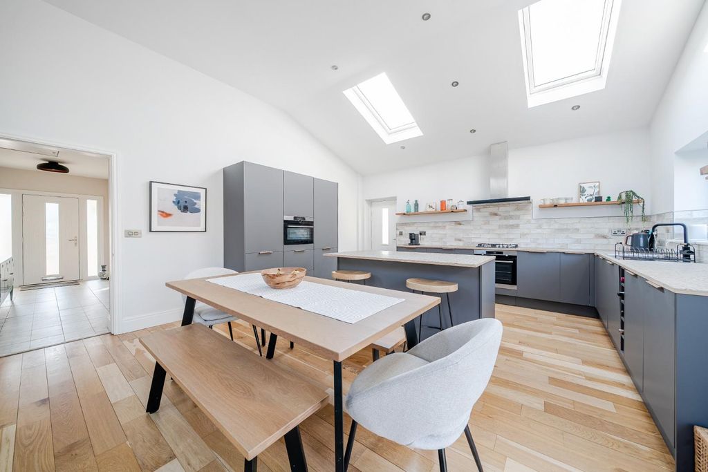 Property photo 3 of 17 1439815-15-69d689d7Bb189.Jpg