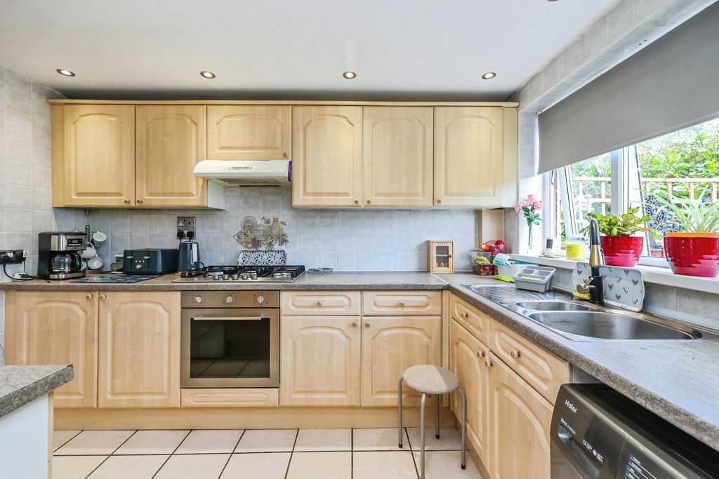 Property photo 2 of 15 Fitted Kitchen
