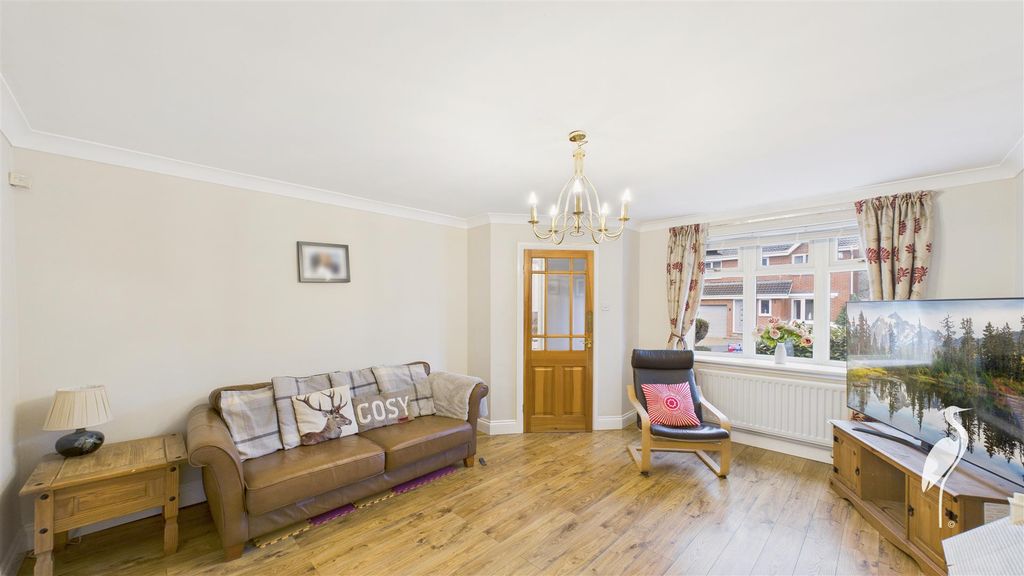 Property photo 3 of 33 Lounge