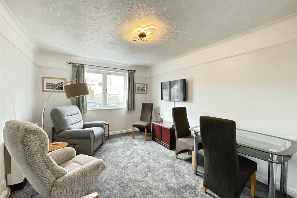 Property photo 2 of 11 Lounge