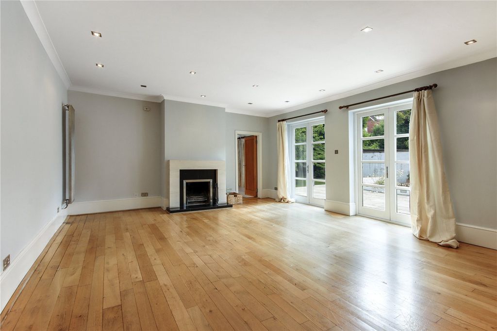 Property photo 3 of 21 Sitting Room