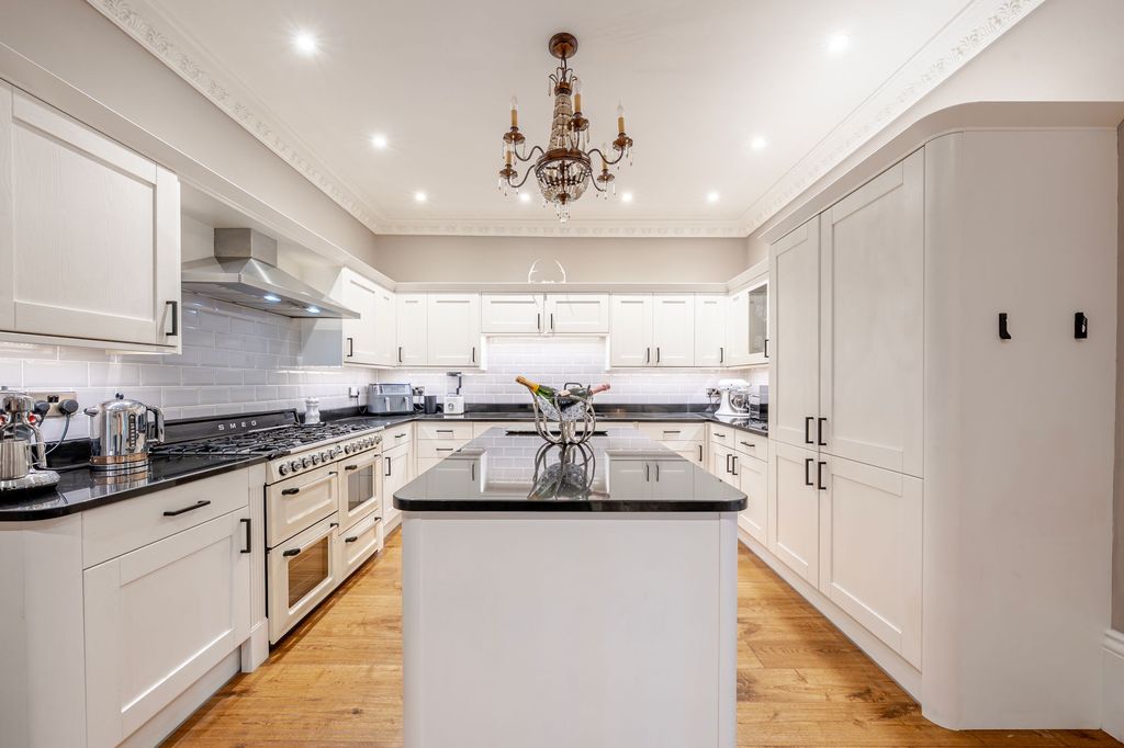 Property photo 2 of 27