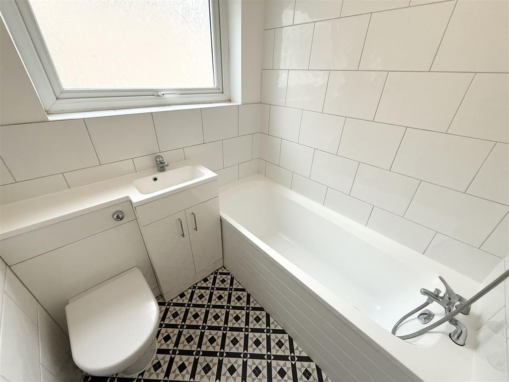 Property photo 3 of 9 Bathroom