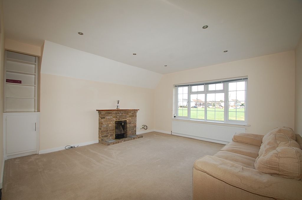 Property photo 3 of 9 Living Room