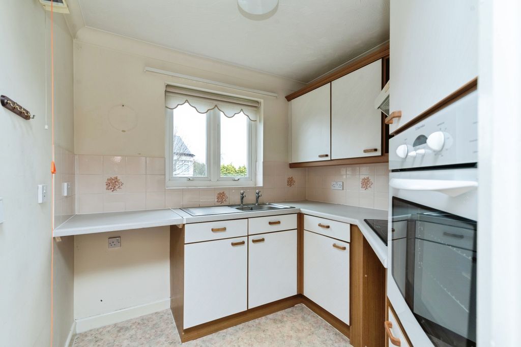 Property photo 3 of 11 Kitchen