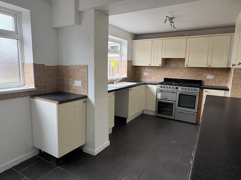 Property photo 3 of 33 Kitchen
