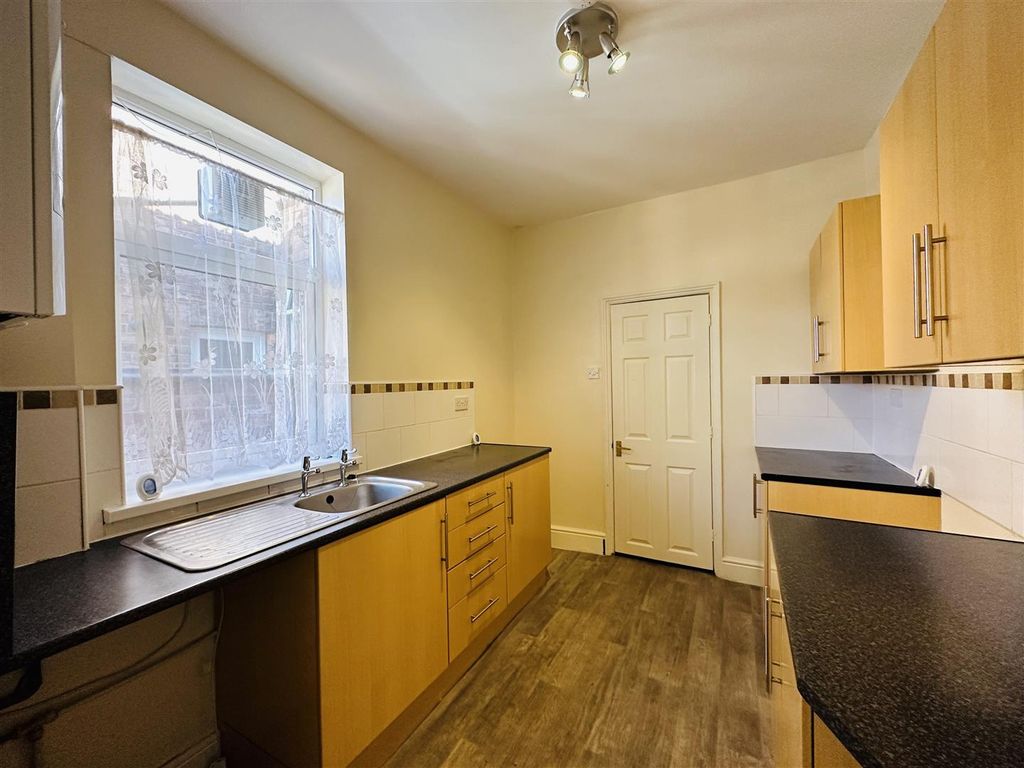 Property photo 3 of 12 Kitchen