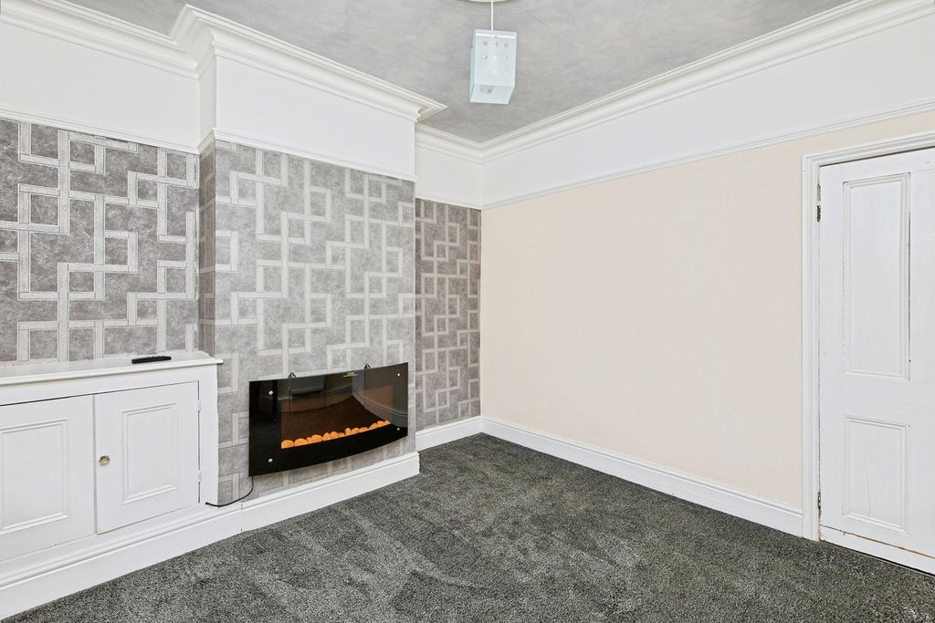 Property photo 3 of 19 Lounge