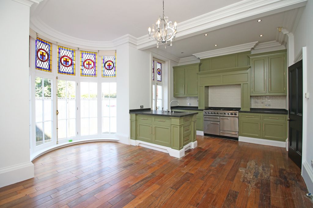 Property photo 2 of 30