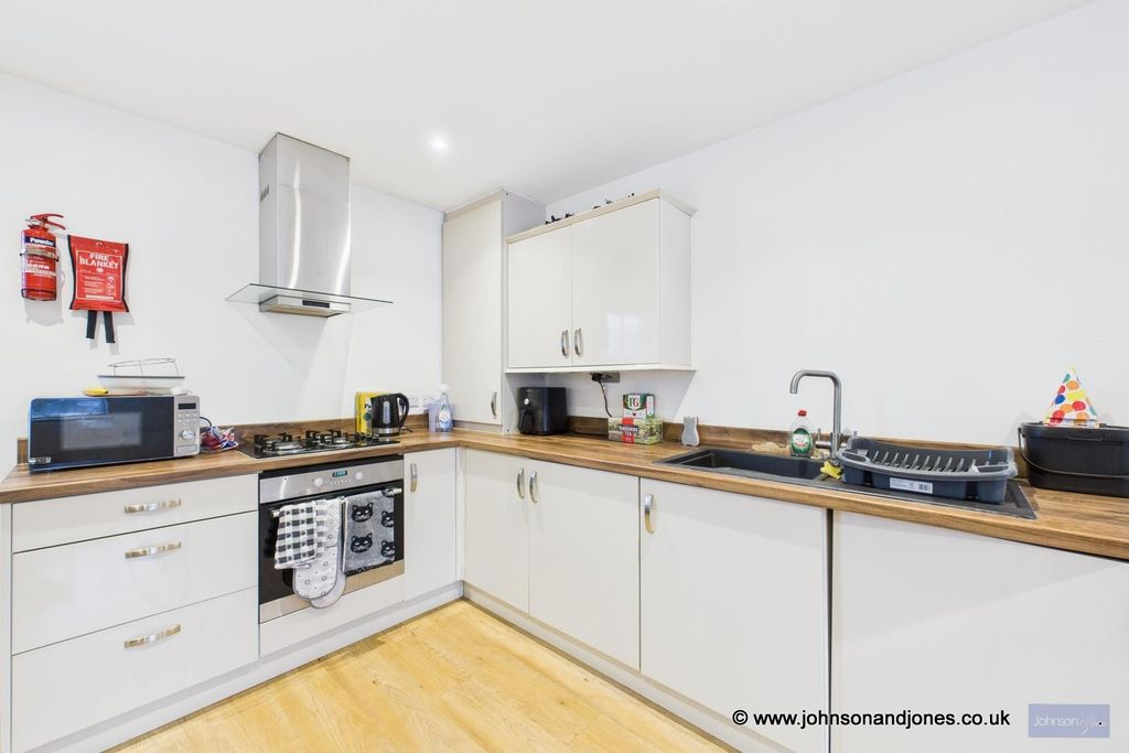 Property photo 3 of 10 3 Kitchen.Jpg