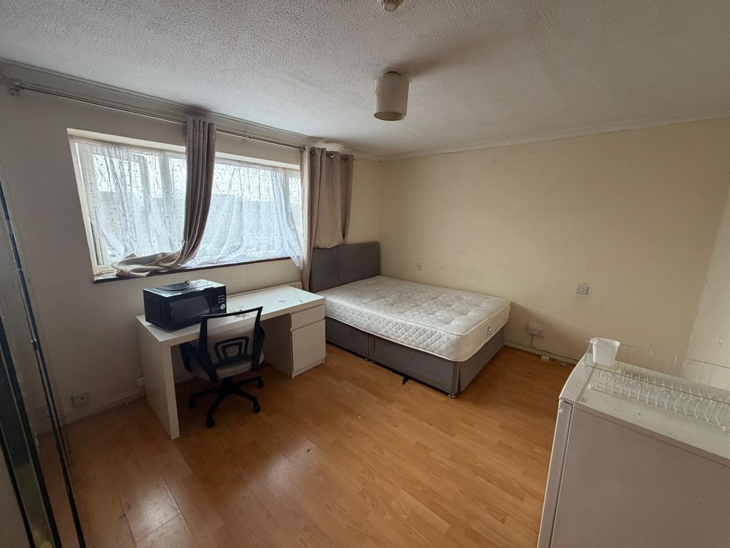 Property photo 3 of 6 Bedroom 1