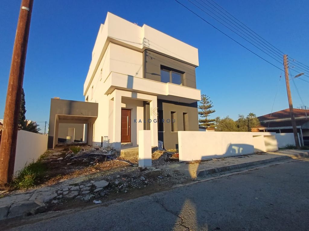 Property photo 1 of 32