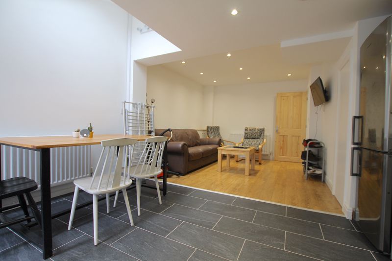 Property photo 1 of 9 Photo 4