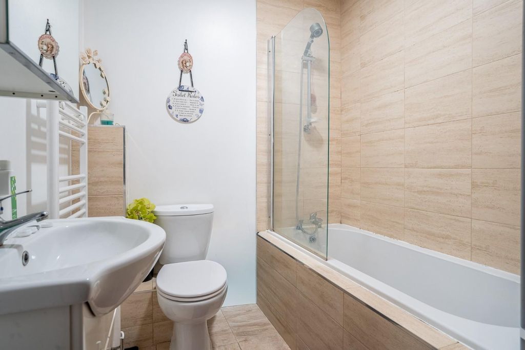 Additional image 9 of 2 bed flat for saleGeorge Cayley Drive, York YO30