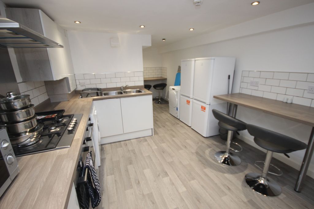 Property photo 2 of 7 Kitchen