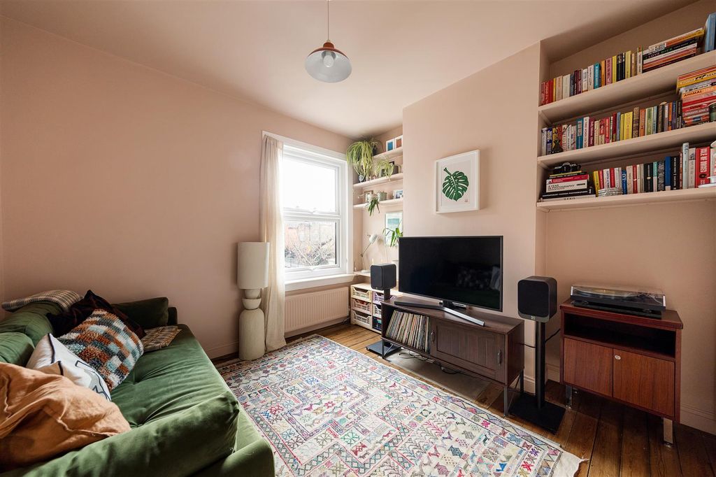 Property photo 3 of 33 Hibbert Road, E17