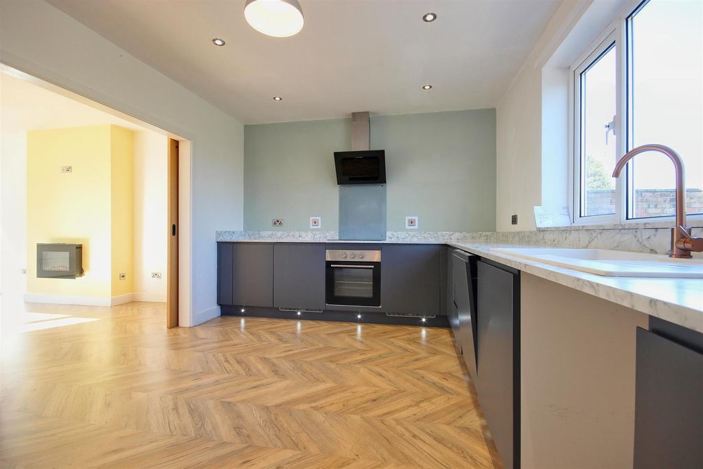 Property photo 2 of 17 Dining Kitchen