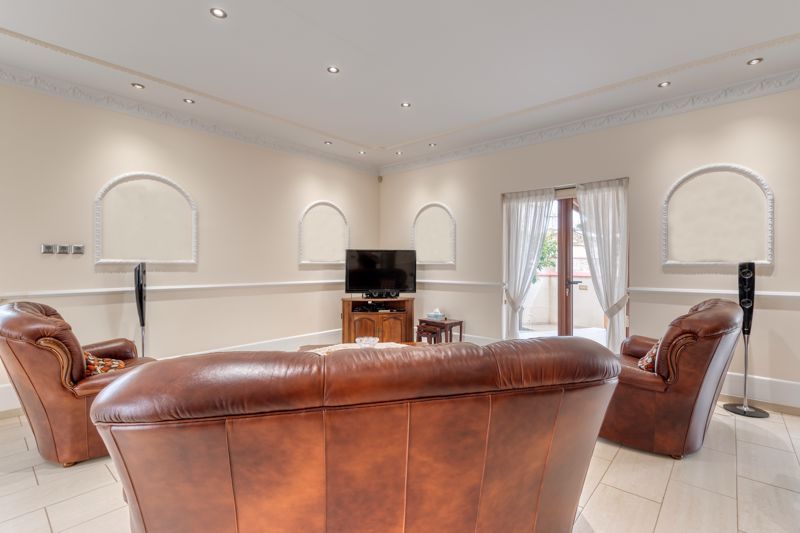 Property photo 2 of 26 Lounge