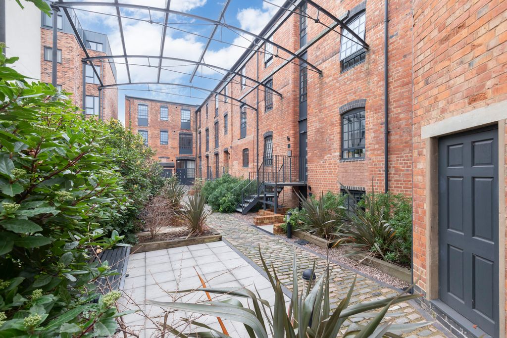 Property photo 1 of 7 Flat 2, Axiom Apts-01