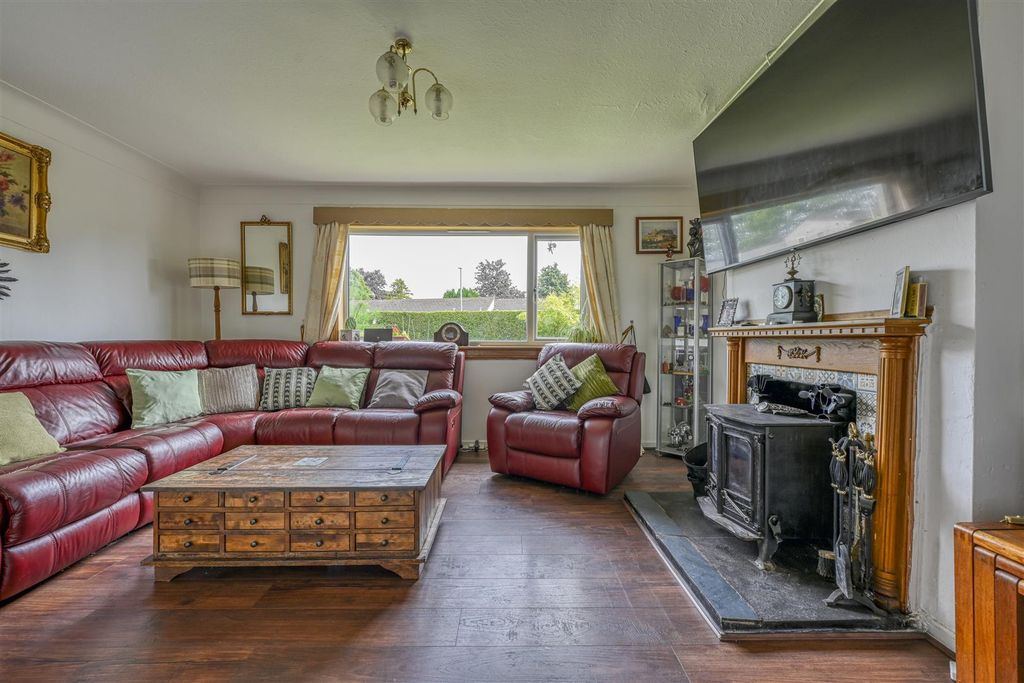 Property photo 2 of 11 Lounge
