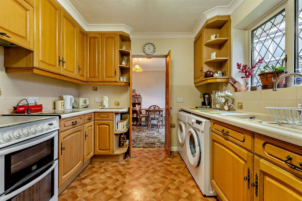 Property photo 3 of 18 8627736-Interior04-800.Jpg