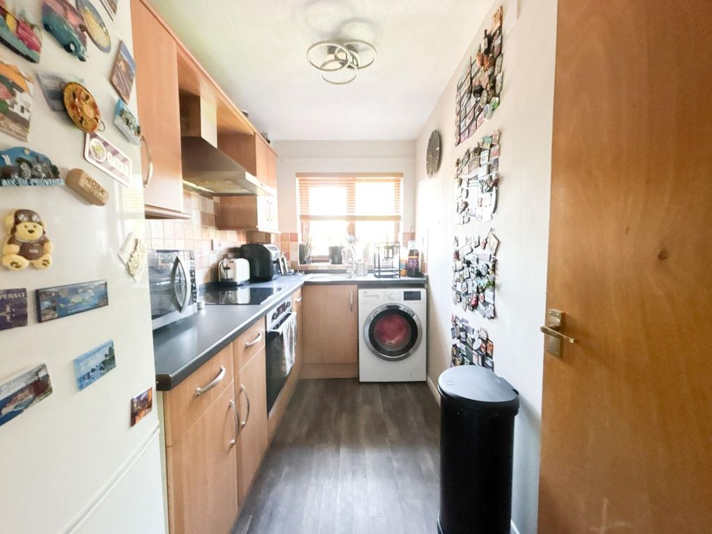 Property photo 3 of 19 Kitchen