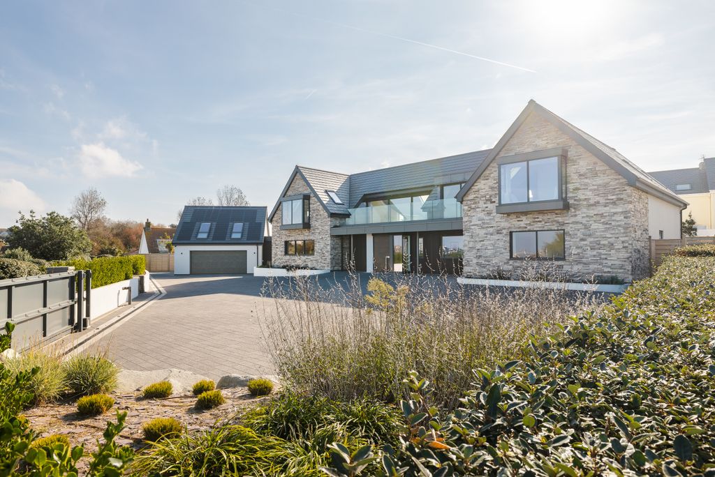 Property photo 2 of 20