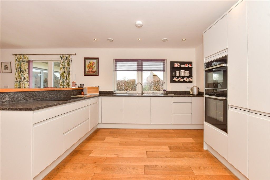 Property photo 3 of 11 Kitchen