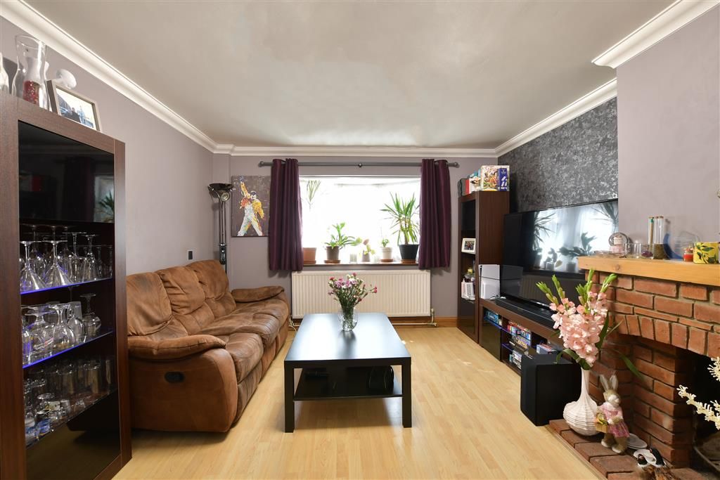 Property photo 3 of 8 Lounge