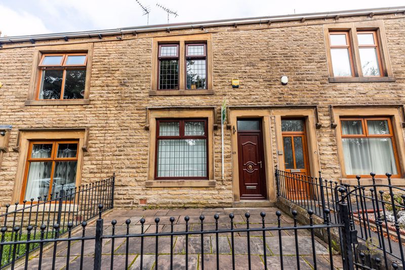 3 bed terraced house for sale Barnfield