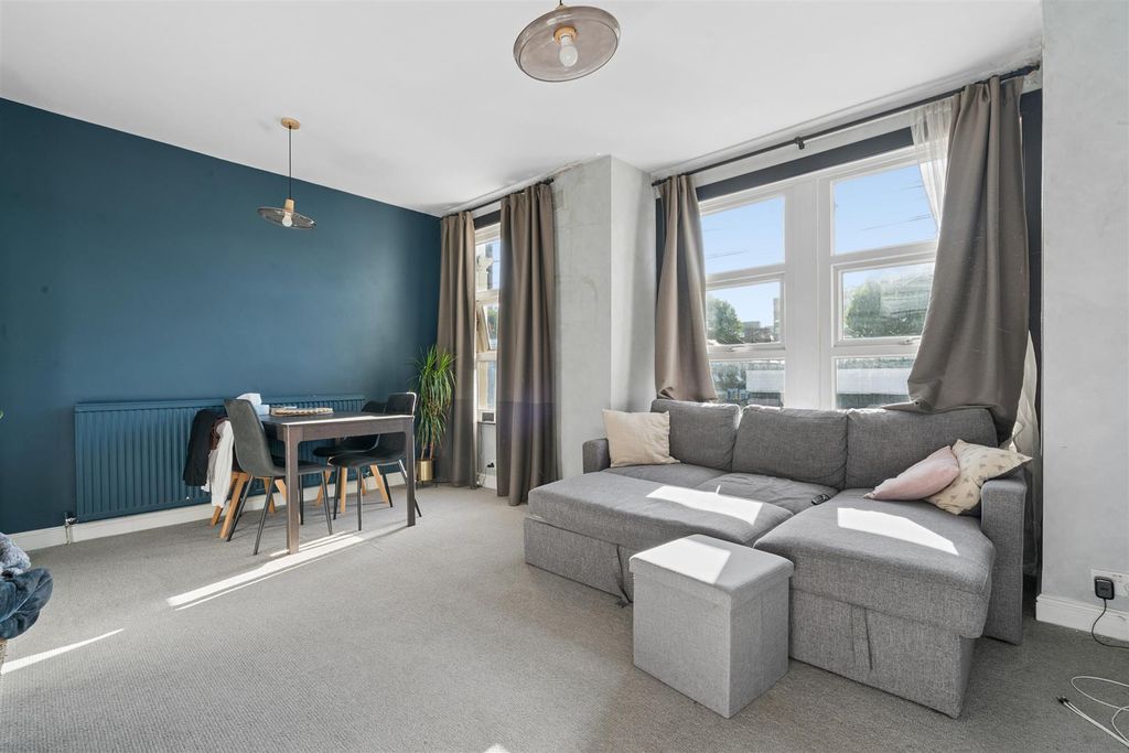 Property photo 1 of 10 82A Fountain Road Sw17 Reception 2.Jpg
