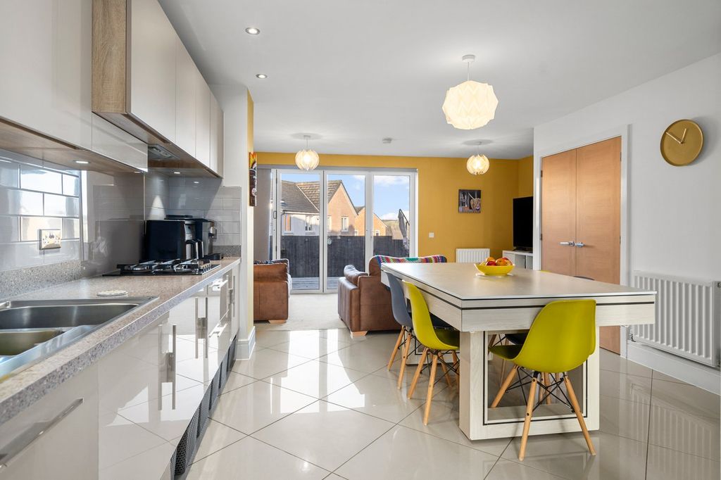 Property photo 3 of 25