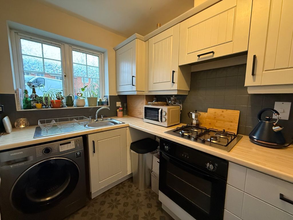 Property photo 3 of 12 Kitchen