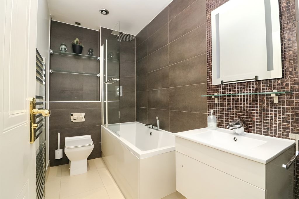 Property photo 3 of 17 Bathroom