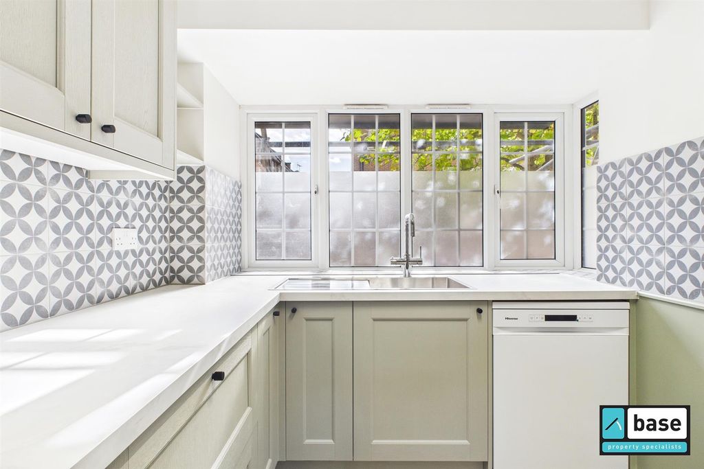 Property photo 3 of 20 Kitchen