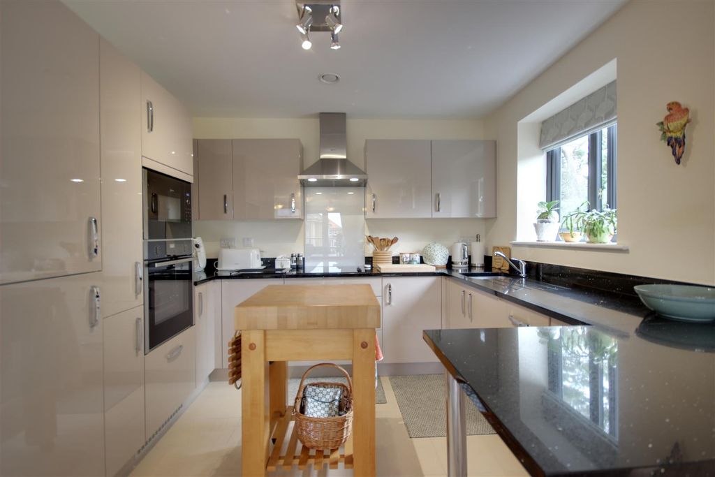 Property photo 3 of 18 Kitchen