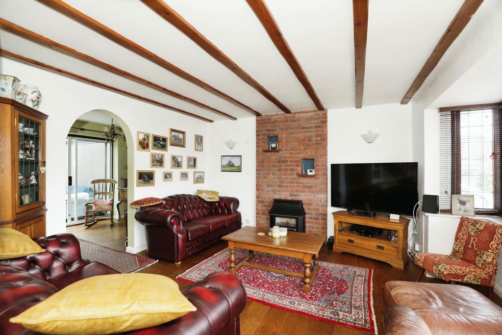 Property photo 2 of 15 Lounge