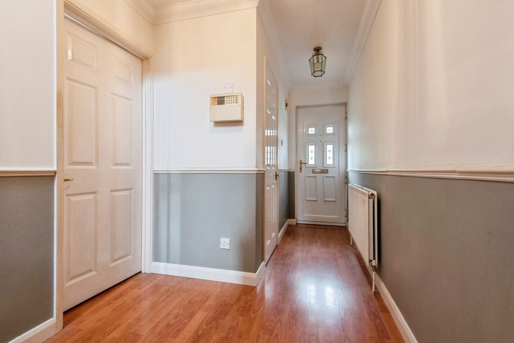 Property photo 3 of 19 Entrance Hall