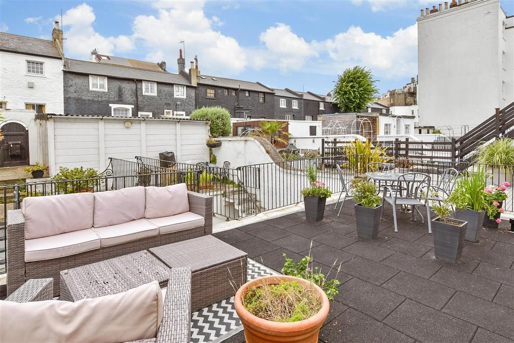 Property photo 2 of 7 Balcony / Terrace