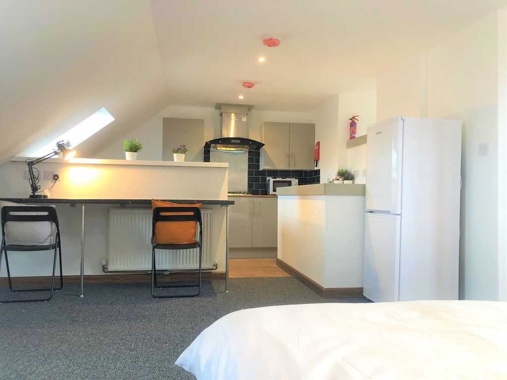 Property photo 2 of 12 Bright And Clean Master Bedroom Featuring A Study ...