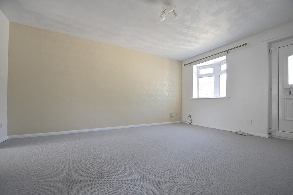 Property photo 3 of 7 Living Room