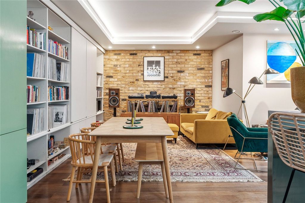 Property photo 3 of 24 Reception/Kitchen