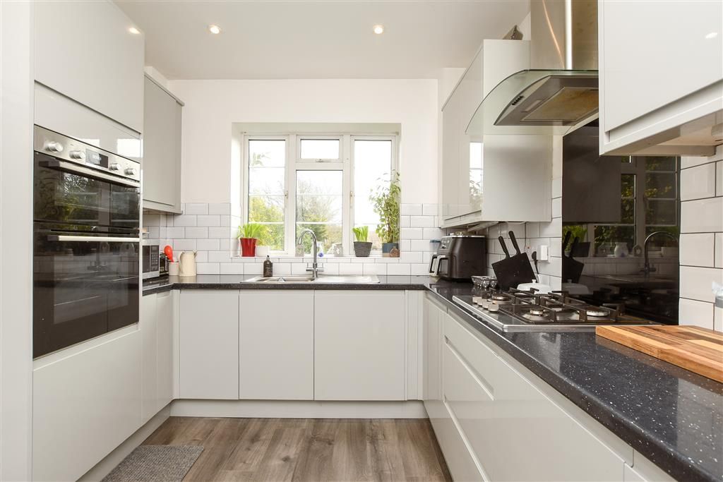 Property photo 1 of 11 Kitchen