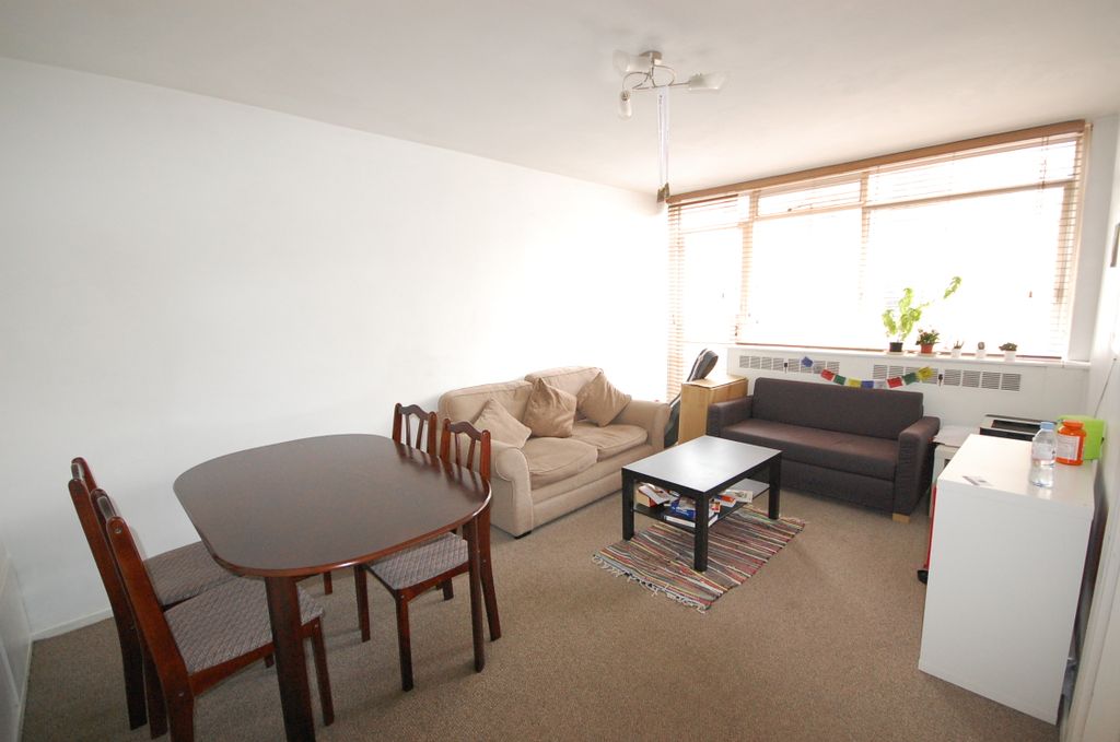 Property photo 1 of 8 Lounge