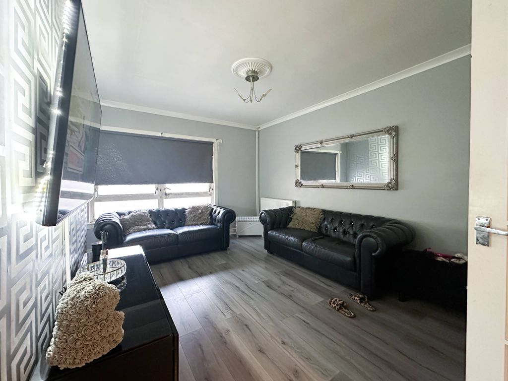 Property photo 3 of 22 Lounge