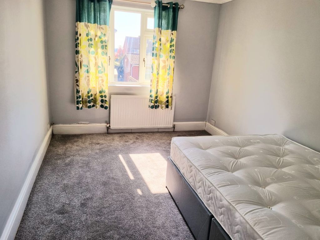 Property photo 1 of 9 4 Bed Home For Rent - Heston Tw5