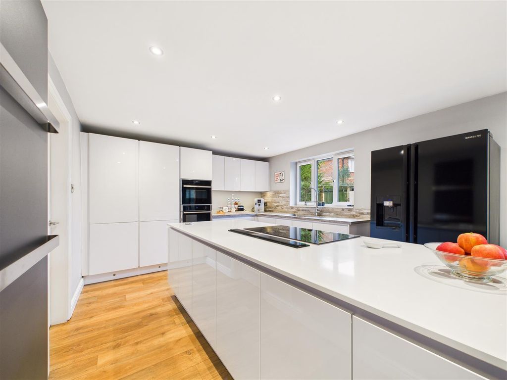 Property photo 2 of 27 Cam03303G0-Pr0286-Still006.Jpg