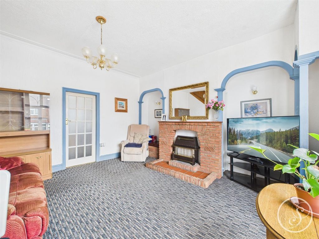 Property photo 3 of 18 Lounge